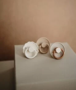 Frigg Fopspeen - Maat 2 6-18 Maanden - 1 Stuk - Daisy - Baked Clay 25 Frigg Fopspeen - Maat 2 6-18 Maanden - 1 Stuk - Daisy - Baked Clay -Aanbiedingen BIBS Winkel 1017x1200 17