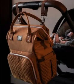 NanaBeebi Luiertas Rugzak Met Verschoonmatje - Cognac - Inclusief Flessenwarmhouder - Kinderwagenhaken En Isoleervak -Aanbiedingen BIBS Winkel 1048x1200 3