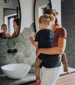 EVE Kids Heupdrager - Baby En Peuter - Heupzitje - Draagzak - Zwart Leer -Aanbiedingen BIBS Winkel 1058x1200 1