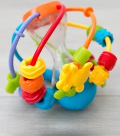 Playgro Speel En Leerbal - Grijp- En Bijtspeelgoed - Klikklak Geluiden - Spiegeltje - Kralen - Cilinder Met Rattelende Ballen -Aanbiedingen BIBS Winkel 1061x1200 2