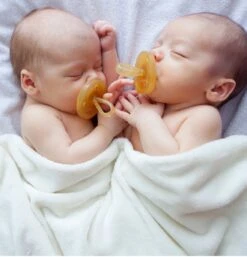 Natursutten Rubberen Fopspeen - 0-6 Maanden - Rond Schild - Kers Tuit 10 Natursutten Rubberen Fopspeen - 0-6 Maanden - Rond Schild - Kers Tuit -Aanbiedingen BIBS Winkel 1152x1200 10