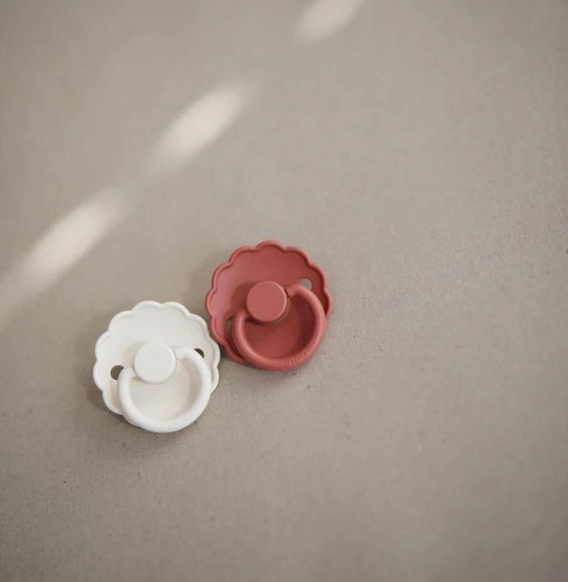 Frigg Fopspeen - Maat 2 6-18 Maanden - 1 Stuk - Daisy - Baked Clay 14 Frigg Fopspeen - Maat 2 6-18 Maanden - 1 Stuk - Daisy - Baked Clay - Afbeelding 14