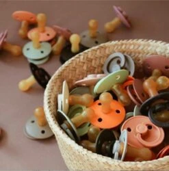 Bibs Fopspeen 18+ Maanden|Set 3 Stuks|Glow In The Dark Sage, Vanilla En Blush|Maat 3|T3 11 Bibs Fopspeen 18+ Maanden|Set 3 Stuks|Glow In The Dark Sage, Vanilla En Blush|Maat 3|T3 -Aanbiedingen BIBS Winkel 1186x1200 30