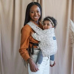 ROOKIE Baby Premium Draagzak- Design Buikdrager - Comfortabel En Ergonomisch - Pasgeboren Babydrager - Peuterdrager - Biologisch Katoen - Super Zacht - Unisex: Voor Mama En Papa (Leoprint Beige) -Aanbiedingen BIBS Winkel 1198x1200 58