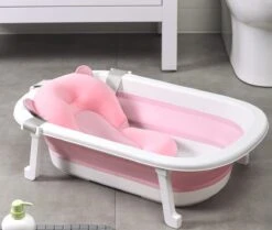 Babybadje - Peuterbadje - Opvouwbaar - Incl. Baby Badkussen - 84 Cm Lang - 0 Tot 3 Jaar - Roze -Aanbiedingen BIBS Winkel 1200x1013 1