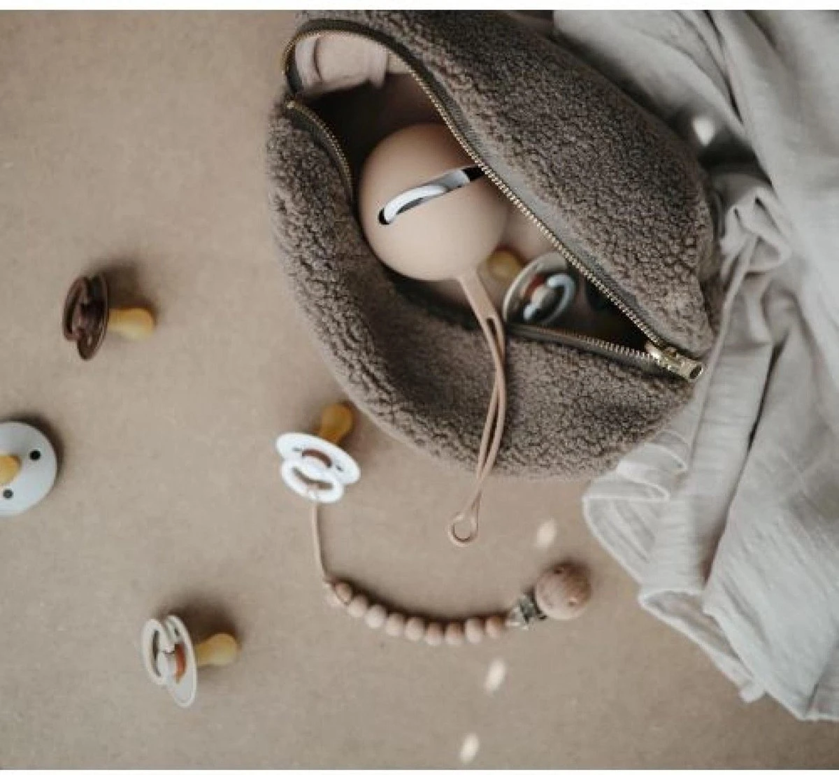 Mushie Pacifier Case - Siliconen - Speenhouder - Shifting Sand 4 Mushie Pacifier Case - Siliconen - Speenhouder - Shifting Sand - Afbeelding 4