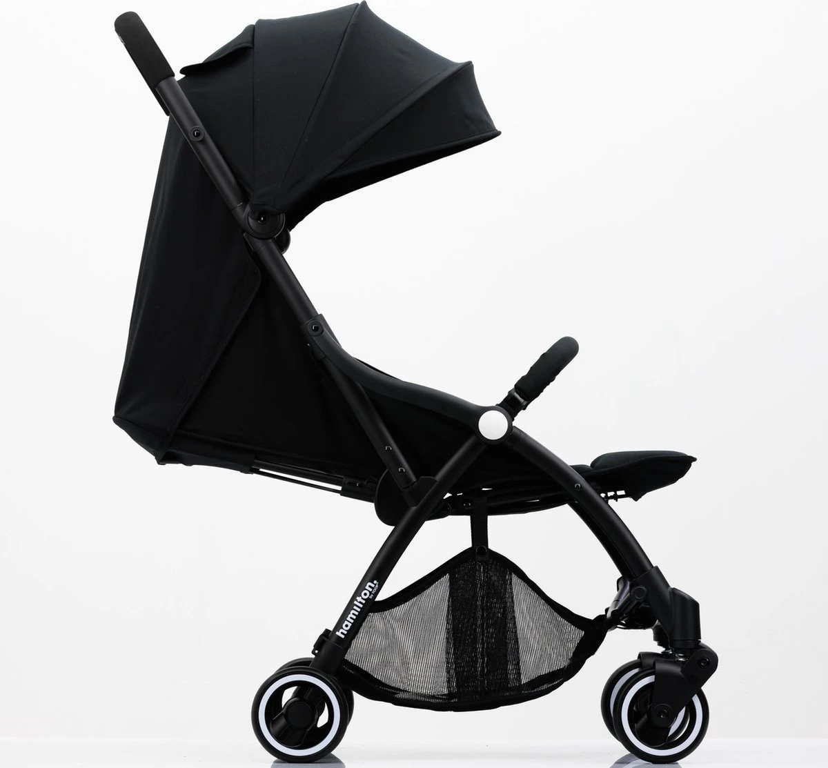 Hamilton By Yoop S1 Plus Buggy Met Monteerbare Zeno Plus Draagwieg - Nieuw En Hoger 2023 Model - Premium Budget Stroller Met One Hand Folding Technologie – Zwart - Licht, Verstelbaar, Wendbaar En Geschikt Van 0 Maanden Tot 4 Jaar – Inclusief Adapter 4 Hamilton By Yoop S1 Plus Buggy Met Monteerbare Zeno Plus Draagwieg - Nieuw En Hoger 2023 Model - Premium Budget Stroller Met One Hand Folding Technologie – Zwart - Licht, Verstelbaar, Wendbaar En Geschikt Van 0 Maanden Tot 4 Jaar – Inclusief Adapter - Afbeelding 4