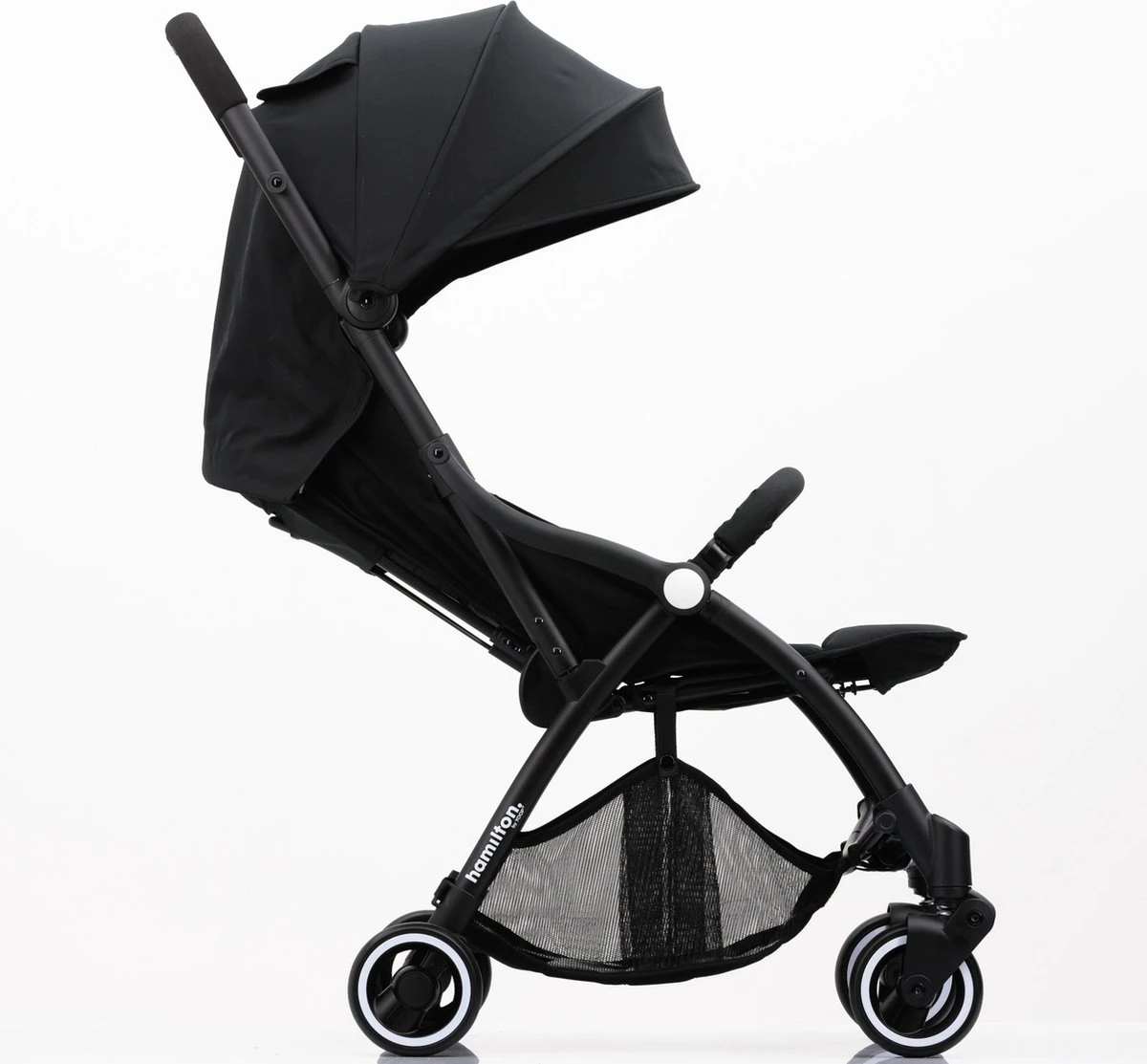 Hamilton By Yoop S1 Plus Buggy Met Monteerbare Zeno Plus Draagwieg - Nieuw En Hoger 2023 Model - Premium Budget Stroller Met One Hand Folding Technologie – Zwart - Licht, Verstelbaar, Wendbaar En Geschikt Van 0 Maanden Tot 4 Jaar – Inclusief Adapter 3 Hamilton By Yoop S1 Plus Buggy Met Monteerbare Zeno Plus Draagwieg - Nieuw En Hoger 2023 Model - Premium Budget Stroller Met One Hand Folding Technologie – Zwart - Licht, Verstelbaar, Wendbaar En Geschikt Van 0 Maanden Tot 4 Jaar – Inclusief Adapter - Afbeelding 3