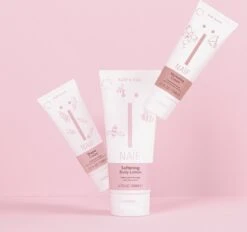 Naïf Verzachtende Bodylotion - Baby En Kids - 200ml – Met Natuurlijke Ingrediënten 13 Naïf Verzachtende Bodylotion - Baby En Kids - 200ml – Met Natuurlijke Ingrediënten -Aanbiedingen BIBS Winkel 1200x1129 3