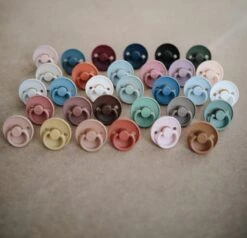 Frigg Fopspeen - Maat 2 6-18 Maanden - 1 Stuk - Daisy - Baked Clay 27 Frigg Fopspeen - Maat 2 6-18 Maanden - 1 Stuk - Daisy - Baked Clay -Aanbiedingen BIBS Winkel 1200x1158 18