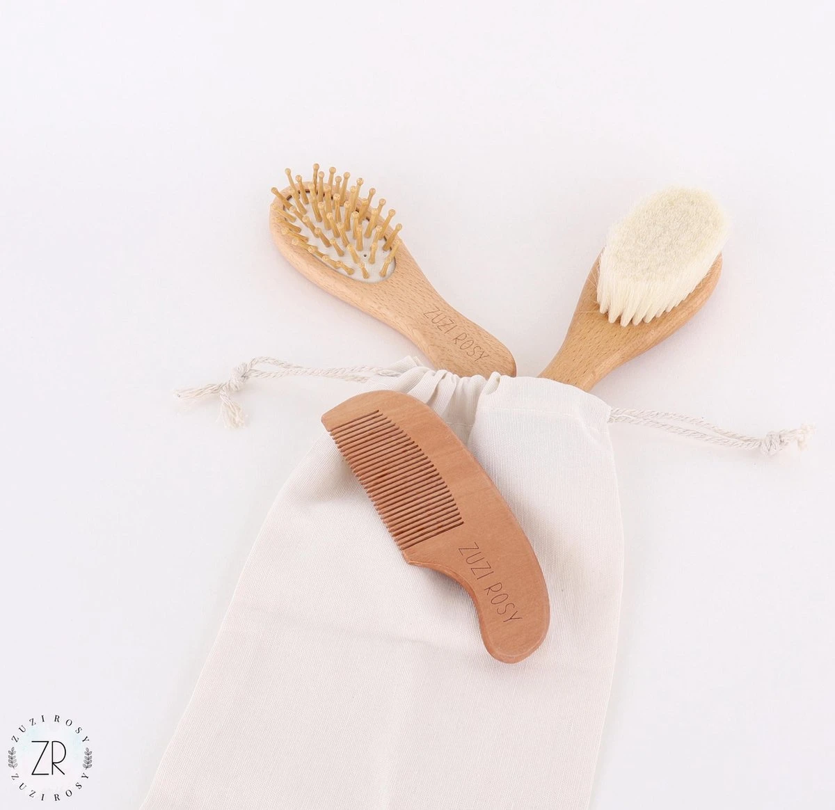 ZUZI ROSY® - Baby Borstel - Baby Verzorgingsset - 3 Stuks - Hout - Haarborstel En Kam - Kraamcadeau - Babyshower Gift - Incl. Opbergzakje 1 ZUZI ROSY® - Baby Borstel - Baby Verzorgingsset - 3 Stuks - Hout - Haarborstel En Kam - Kraamcadeau - Babyshower Gift - Incl. Opbergzakje