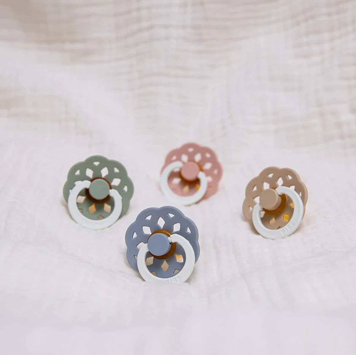 BiBS - Boheme Pacifier Glow In The Dark - Stage 2 Fopspeen - 2 Stuks - Blush Glow / Vanilla Glow 11 BiBS - Boheme Pacifier Glow In The Dark - Stage 2 Fopspeen - 2 Stuks - Blush Glow / Vanilla Glow - Afbeelding 11