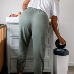 Tommee Tippee Simplee Sangenic Luieremmer, Milieuvriendelijker Systeem, Inclusief 6 Navulcassettes Met Duurzaam Geproduceerde Antibacteriële GREENFILM, Grijs -Aanbiedingen BIBS Winkel 1200x1200 1392