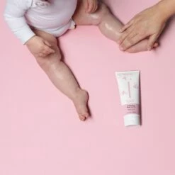 Naïf Verzachtende Bodylotion - Baby En Kids - 200ml – Met Natuurlijke Ingrediënten 17 Naïf Verzachtende Bodylotion - Baby En Kids - 200ml – Met Natuurlijke Ingrediënten -Aanbiedingen BIBS Winkel 1200x1200 1665