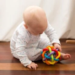 Playgro Buigbare Bendy Ball - Grijp- En Bijtspeelgoed - Incl Rammelaar - Activiteitenbal -Aanbiedingen BIBS Winkel 1200x1200 1837