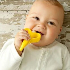 Baby Banaan Tandenborstel/bijtspeeltje – Geel - Baby Tandenborstel - Bij Doorkomende Tandjes - Tandvlees Massage - Babytandenborstel - Peuter Tandenborstel -Aanbiedingen BIBS Winkel 1200x1200 1942