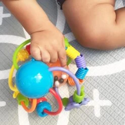Playgro Speel En Leerbal - Grijp- En Bijtspeelgoed - Klikklak Geluiden - Spiegeltje - Kralen - Cilinder Met Rattelende Ballen -Aanbiedingen BIBS Winkel 1200x1200 1961