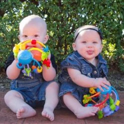 Playgro Speel En Leerbal - Grijp- En Bijtspeelgoed - Klikklak Geluiden - Spiegeltje - Kralen - Cilinder Met Rattelende Ballen -Aanbiedingen BIBS Winkel 1200x1200 1964