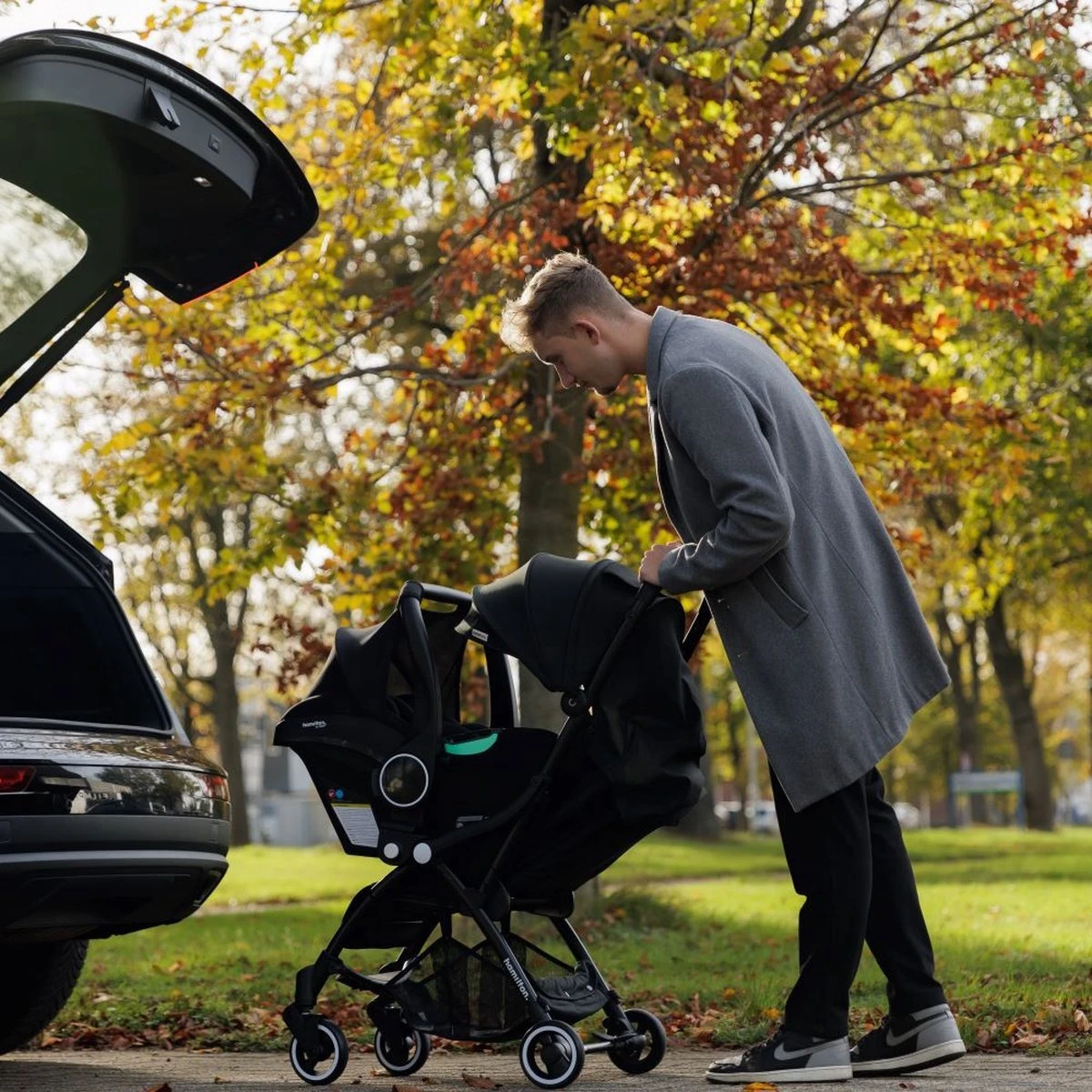 Hamilton By Yoop S1 Plus Buggy Met Monteerbare Zeno Plus Draagwieg - Nieuw En Hoger 2023 Model - Premium Budget Stroller Met One Hand Folding Technologie – Zwart - Licht, Verstelbaar, Wendbaar En Geschikt Van 0 Maanden Tot 4 Jaar – Inclusief Adapter 9 Hamilton By Yoop S1 Plus Buggy Met Monteerbare Zeno Plus Draagwieg - Nieuw En Hoger 2023 Model - Premium Budget Stroller Met One Hand Folding Technologie – Zwart - Licht, Verstelbaar, Wendbaar En Geschikt Van 0 Maanden Tot 4 Jaar – Inclusief Adapter - Afbeelding 9