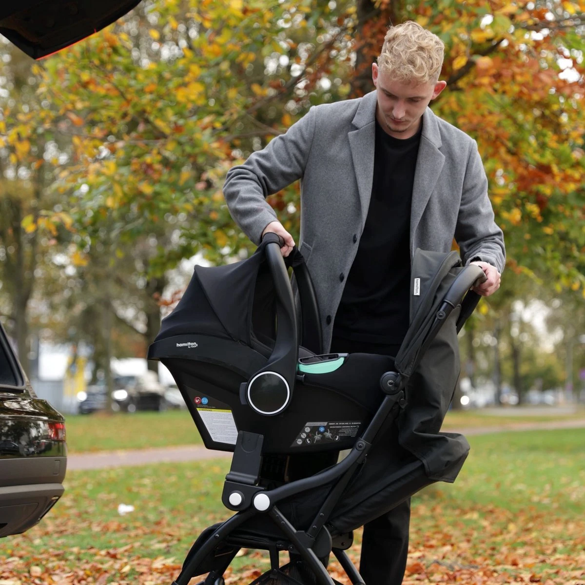 Hamilton By Yoop S1 Plus Buggy Met Monteerbare Zeno Plus Draagwieg - Nieuw En Hoger 2023 Model - Premium Budget Stroller Met One Hand Folding Technologie – Zwart - Licht, Verstelbaar, Wendbaar En Geschikt Van 0 Maanden Tot 4 Jaar – Inclusief Adapter 15 Hamilton By Yoop S1 Plus Buggy Met Monteerbare Zeno Plus Draagwieg - Nieuw En Hoger 2023 Model - Premium Budget Stroller Met One Hand Folding Technologie – Zwart - Licht, Verstelbaar, Wendbaar En Geschikt Van 0 Maanden Tot 4 Jaar – Inclusief Adapter - Afbeelding 15