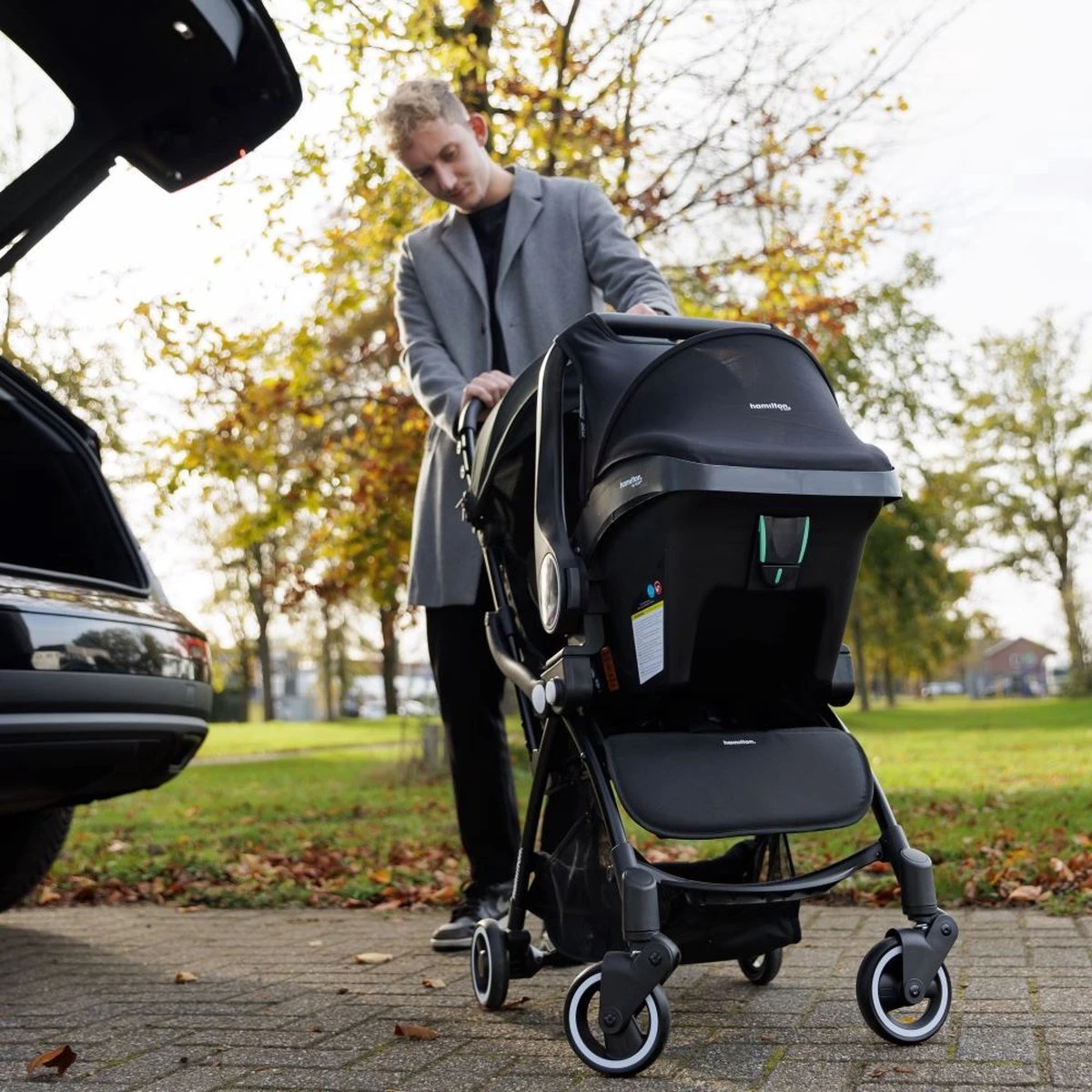 Hamilton By Yoop S1 Plus Buggy Met Monteerbare Zeno Plus Draagwieg - Nieuw En Hoger 2023 Model - Premium Budget Stroller Met One Hand Folding Technologie – Zwart - Licht, Verstelbaar, Wendbaar En Geschikt Van 0 Maanden Tot 4 Jaar – Inclusief Adapter 17 Hamilton By Yoop S1 Plus Buggy Met Monteerbare Zeno Plus Draagwieg - Nieuw En Hoger 2023 Model - Premium Budget Stroller Met One Hand Folding Technologie – Zwart - Licht, Verstelbaar, Wendbaar En Geschikt Van 0 Maanden Tot 4 Jaar – Inclusief Adapter - Afbeelding 17