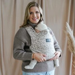 ROOKIE Baby Premium Draagzak- Design Buikdrager - Comfortabel En Ergonomisch - Pasgeboren Babydrager - Peuterdrager - Biologisch Katoen - Super Zacht - Unisex: Voor Mama En Papa (Leoprint Beige) -Aanbiedingen BIBS Winkel 1200x1200 2118