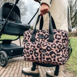 Kidzroom Gorgeous Luiertas - Bruin - Ophanglussen Kinderwagen - Verschoonmatje - Verstelbare Schouderband -Aanbiedingen BIBS Winkel 1200x1200 2370