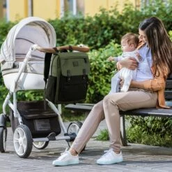 Brisby Slijtvaste Luiertas – Verzorgingstas - Two Tone Groen En Zwart - Inclusief Verschoonmatje - Isoleervakken - Met Geïntegreerde Kinderwagen Haken -Aanbiedingen BIBS Winkel 1200x1200 2622