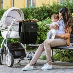 Brisby Slijtvaste Luiertas – Verzorgingstas - Two Tone Zwart En Donkergrijs - Inclusief Verschoonmatje - Isoleervakken - Met Geïntegreerde Kinderwagen Haken -Aanbiedingen BIBS Winkel 1200x1200 2671
