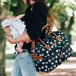 Kidzroom Black And White Luiertas - Zwart - Ophanglussen Kinderwagen - Verschoonmatje - Verstelbare Schouderband -Aanbiedingen BIBS Winkel 1200x1200 2680