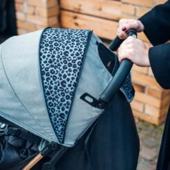 MoMi Wandelwagen - Compacte Lichtgewicht Buggy - Estelle Dakar Met XXL Wielen & Zonnekap - Leopard - Grijs-Goud (geschikt Van 6mnd - 22kg) 30 MoMi Wandelwagen - Compacte Lichtgewicht Buggy - Estelle Dakar Met XXL Wielen & Zonnekap - Leopard - Grijs-Goud (geschikt Van 6mnd - 22kg) -Aanbiedingen BIBS Winkel 1200x1200 3529