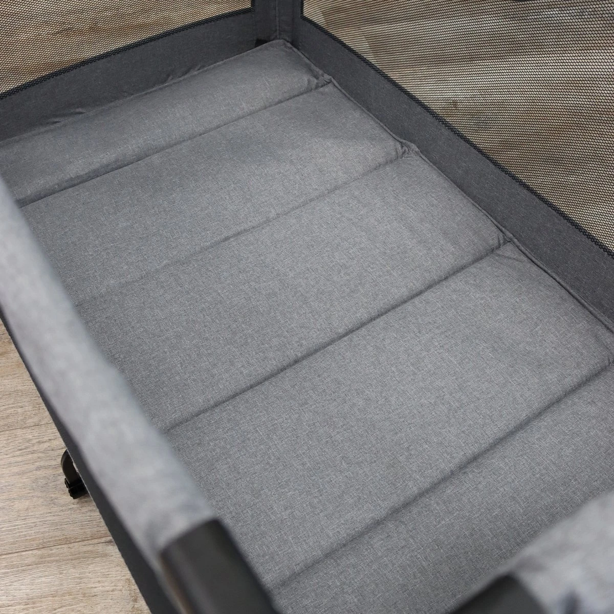 Deryan Luxe Campingbed Compleet - 120x60cm - Bodemverhoger - Verschoonblad - Opbergmand - Grijs 9 Deryan Luxe Campingbed Compleet - 120x60cm - Bodemverhoger - Verschoonblad - Opbergmand - Grijs - Afbeelding 9