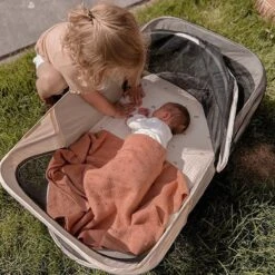 Deryan Infant Deluxe BabyBox Campingbedje - Cream + Inclusief Matras En Klamboe -Aanbiedingen BIBS Winkel 1200x1200 4012
