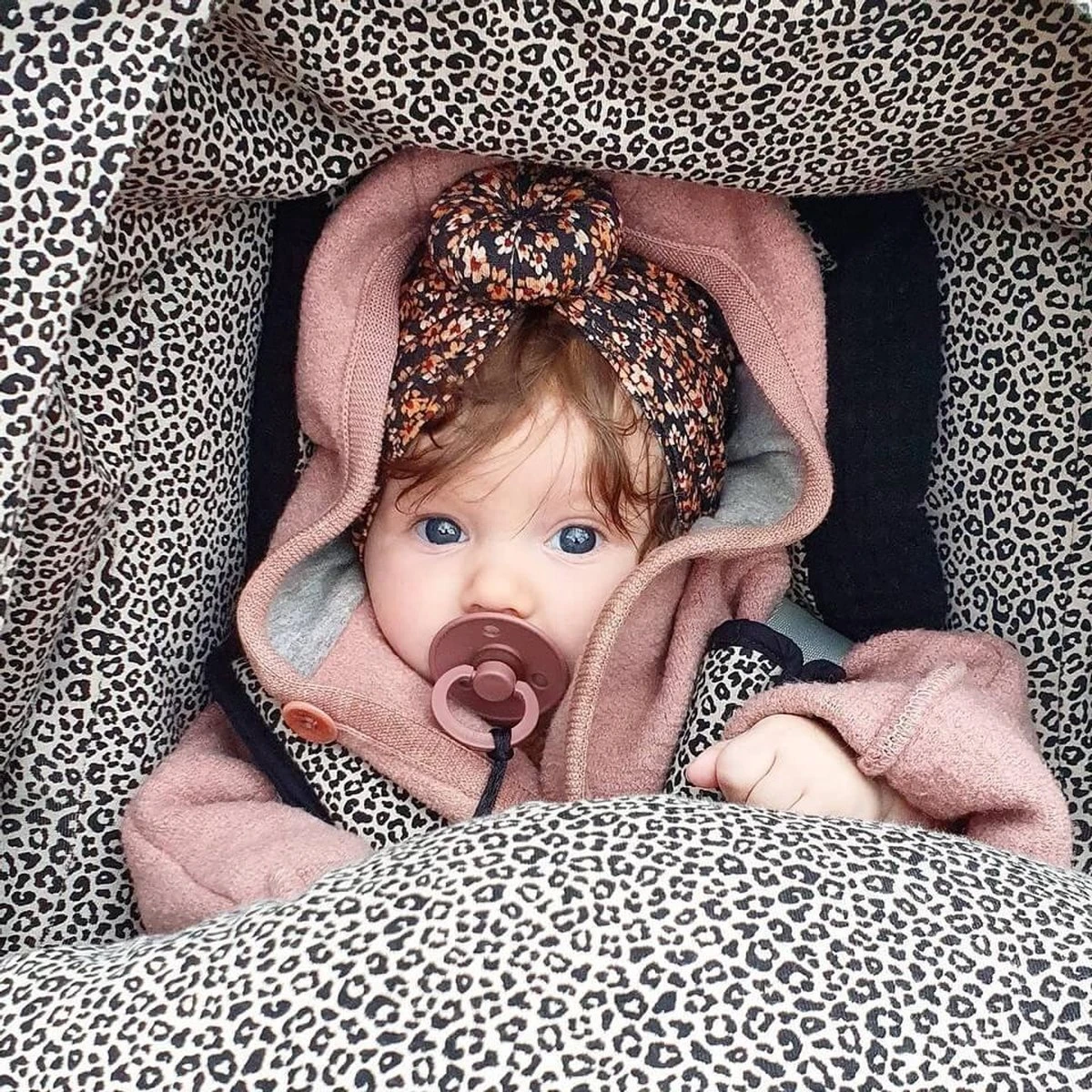 Ukje Voetenzak Baby Autostoel - Universeel - Geschikt Voor Maxi Cosi Cybex Doona - Superzacht Katoen - Zwart Wafel - Luipaard 6 Ukje Voetenzak Baby Autostoel - Universeel - Geschikt Voor Maxi Cosi Cybex Doona - Superzacht Katoen - Zwart Wafel - Luipaard - Afbeelding 6