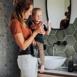 EVE Kids Heupdrager - Baby En Peuter - Heupzitje - Draagzak - Zwart Leer -Aanbiedingen BIBS Winkel 1200x1200 4441