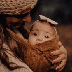 ByKay - Draagzak - Click Carrier Classic - Ribbed Velvet - Mustard Brown -Aanbiedingen BIBS Winkel 1200x1200 4544