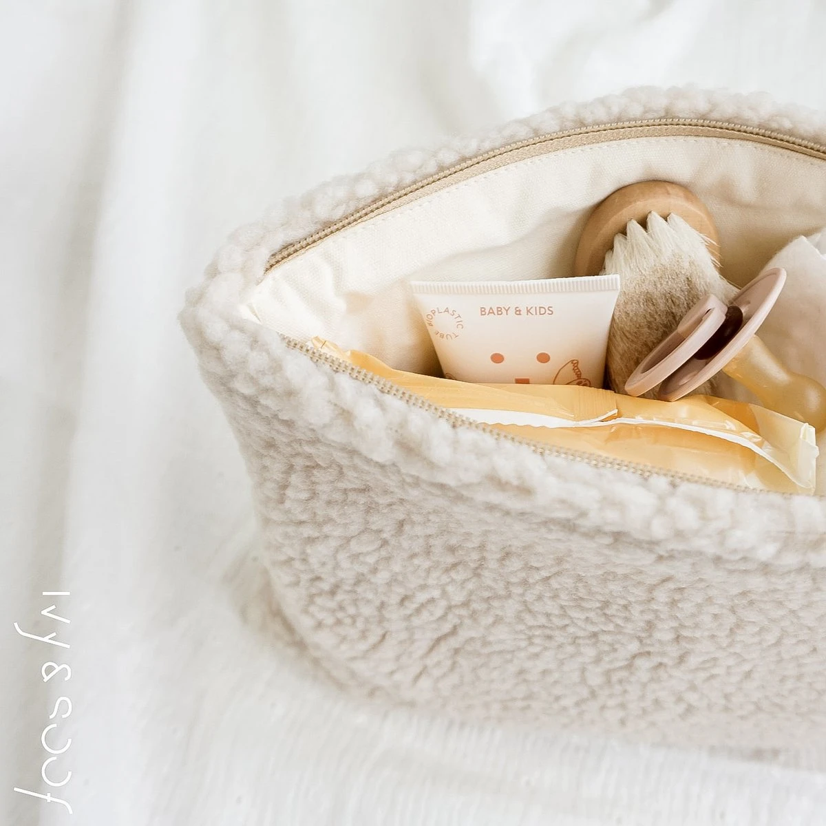 Teddy Etui | Teddy Tasje | Luier Etui | Toilettas | Beige | Ivy And Soof 2 Teddy Etui | Teddy Tasje | Luier Etui | Toilettas | Beige | Ivy And Soof - Afbeelding 2