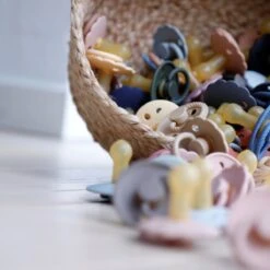 Frigg Speen - Maat 2 - 6 Tot 18 Maanden - Night - Latex - Natuurrubber - Glow In The Dark - Daisy - Fopspeen | Croissant -Aanbiedingen BIBS Winkel 1200x1200 5041