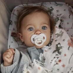 Elodie Bamboe Fopspeen - Fopspeen - 3 Md + - Silicone Speen - Lily White 11 Elodie Bamboe Fopspeen - Fopspeen - 3 Md + - Silicone Speen - Lily White -Aanbiedingen BIBS Winkel 1200x1200 5206