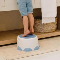 Bumbo Step 'n Potty Powder Blue -Toilet Trainer- Brilverkleiner Met Opstapje -Toilet Bril Zitje - 3 In 1 WC Potje - WC Verkleiner - WC Zindelijkheids Training Voor Jongens/Meisjes - Urinoirs Voor Kind/Peuter Van 2 Tot 7 Jaar - Wit Met Blauw -Aanbiedingen BIBS Winkel 1200x1200 723