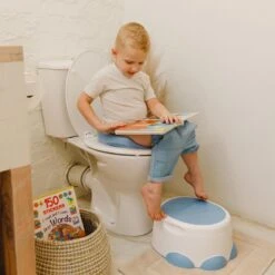 Bumbo Step 'n Potty Powder Blue -Toilet Trainer- Brilverkleiner Met Opstapje -Toilet Bril Zitje - 3 In 1 WC Potje - WC Verkleiner - WC Zindelijkheids Training Voor Jongens/Meisjes - Urinoirs Voor Kind/Peuter Van 2 Tot 7 Jaar - Wit Met Blauw -Aanbiedingen BIBS Winkel 1200x1200 724