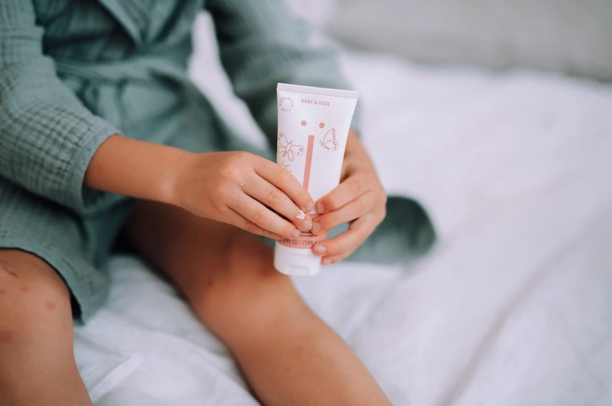 Naïf Vette Crème Voor De Gevoelige Huid - Baby En Kind - 75 Ml – Met Natuurlijke Ingrediënten 4 Naïf Vette Crème Voor De Gevoelige Huid - Baby En Kind - 75 Ml – Met Natuurlijke Ingrediënten - Afbeelding 4