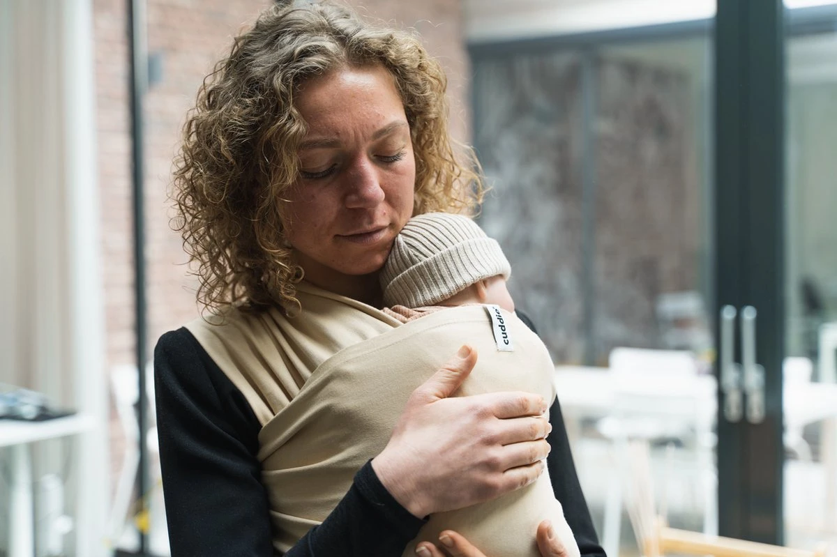 Cuddie Baby Draagdoek - Premium Organic Baby Draagdoek Gemaakt Van Bio Katoen - Newborns Tot 15 Kg - Baby Cadeau - Met Wenskaart - Sand 6 Cuddie Baby Draagdoek - Premium Organic Baby Draagdoek Gemaakt Van Bio Katoen - Newborns Tot 15 Kg - Baby Cadeau - Met Wenskaart - Sand - Afbeelding 6