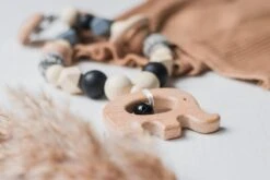 Wagenspanner Olifant - Musthave 2021 - Baby Wagenspanner Hout - Vrolijke Kinderwagenspanner - Eenvoudig Te Bevestigen - Kraamcadeau Voor Jongens En Meisjes - Baby Cadeau 10 Wagenspanner Olifant - Musthave 2021 - Baby Wagenspanner Hout - Vrolijke Kinderwagenspanner - Eenvoudig Te Bevestigen - Kraamcadeau Voor Jongens En Meisjes - Baby Cadeau -Aanbiedingen BIBS Winkel 1200x800 465