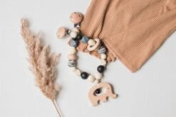 Wagenspanner Olifant - Musthave 2021 - Baby Wagenspanner Hout - Vrolijke Kinderwagenspanner - Eenvoudig Te Bevestigen - Kraamcadeau Voor Jongens En Meisjes - Baby Cadeau 11 Wagenspanner Olifant - Musthave 2021 - Baby Wagenspanner Hout - Vrolijke Kinderwagenspanner - Eenvoudig Te Bevestigen - Kraamcadeau Voor Jongens En Meisjes - Baby Cadeau -Aanbiedingen BIBS Winkel 1200x800 466