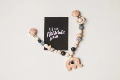 Wagenspanner Olifant - Musthave 2021 - Baby Wagenspanner Hout - Vrolijke Kinderwagenspanner - Eenvoudig Te Bevestigen - Kraamcadeau Voor Jongens En Meisjes - Baby Cadeau 12 Wagenspanner Olifant - Musthave 2021 - Baby Wagenspanner Hout - Vrolijke Kinderwagenspanner - Eenvoudig Te Bevestigen - Kraamcadeau Voor Jongens En Meisjes - Baby Cadeau -Aanbiedingen BIBS Winkel 1200x800 467