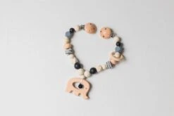 Wagenspanner Olifant - Musthave 2021 - Baby Wagenspanner Hout - Vrolijke Kinderwagenspanner - Eenvoudig Te Bevestigen - Kraamcadeau Voor Jongens En Meisjes - Baby Cadeau 13 Wagenspanner Olifant - Musthave 2021 - Baby Wagenspanner Hout - Vrolijke Kinderwagenspanner - Eenvoudig Te Bevestigen - Kraamcadeau Voor Jongens En Meisjes - Baby Cadeau -Aanbiedingen BIBS Winkel 1200x800 468