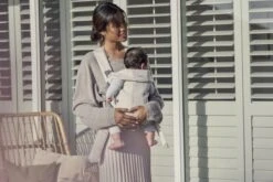 BabyBjörn Draagzak Mini - 3D Jersey - Lichtbeige -Aanbiedingen BIBS Winkel 1200x800 580