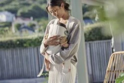 BabyBjörn Draagzak Mini - 3D Jersey - Lichtbeige -Aanbiedingen BIBS Winkel 1200x800 581