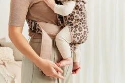 BabyBjörn Draagzak Mini - Cotton - Beige-Luipaard 11 BabyBjörn Draagzak Mini - Cotton - Beige-Luipaard -Aanbiedingen BIBS Winkel 1200x800 590